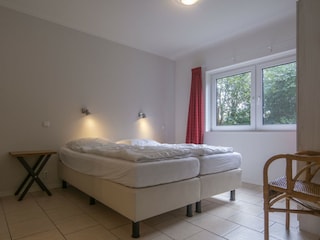 1. Schlafzimmer mit Doppelbett im Erdgeschoss