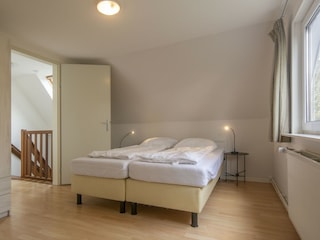 2. Schlafzimmer mit Doppelbett im Obergeschoss