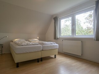2. Schlafzimmer mit Doppelbett im Obergeschoss