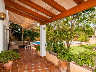 Überdachte Terrasse mit Loungeecke