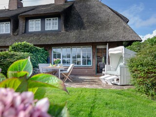 Garten mit Strandkorb und Terrasse