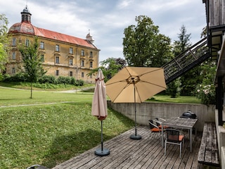 Blick von der Terrasse auf das Schloss