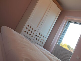 Bett 160 x 200 cm) und natürlich mit Kleiderschrank.