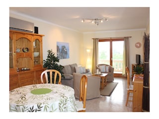 Wohnzimmer und Zugang zum Balkon