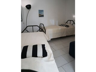 Schlafzimmer mit zwei Einzelbetten