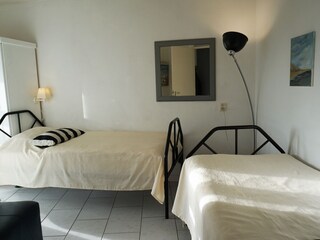 Schlafzimmer mit zwei Einzelbetten