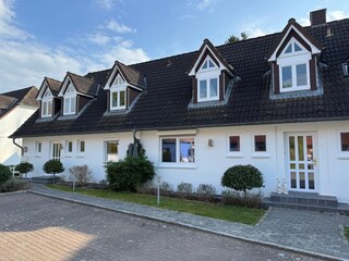 Hausansicht mit Parkplätzen
