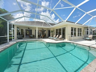 VILLA DOLPHIN COVE POOL AREAL