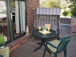 Terrasse mit Strandkorb