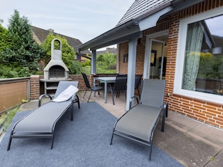 umzäunte Terrasse mit Essplatz und Grill