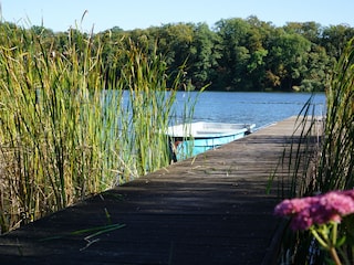Steg mit Ruderboot