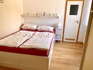 Schlafzimmer 2 mit Doppelbett (1. Stock)