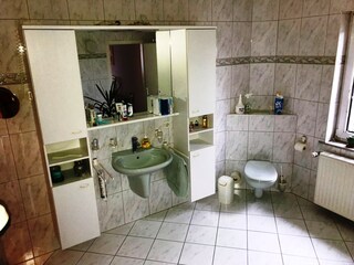 Badezimmer 1 mit Wanne und WC