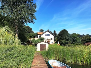 hauseigener Steg mit Ruderboot
