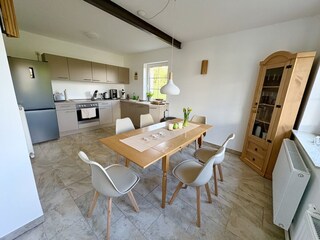 Küche mit Essbereich
