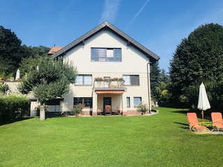 Seeseite mit Garten