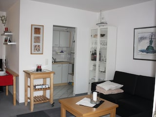 Wohnzimmer mit Blick in die Küche