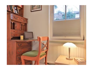 Landhaus Victoria, Möwe - Blick in das Schlafzimmer mit einem Schreibtisch