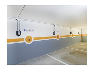 Villa Höger - Blick auf die Wallboxen in der Tiefgarage, an jedem Stellplatz.