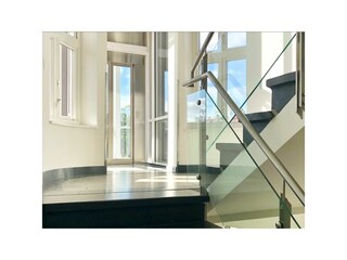 Villa Höger - Der Aufzug hält auf der Zwischenetage (3-9 Stufen) zum App.