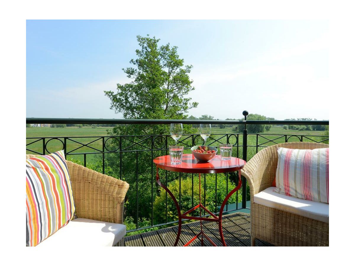 Wildrose - Blick auf den Balkon mit Blick ins Grüne