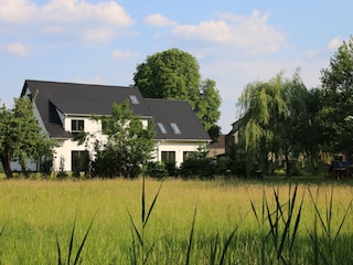 Blick über unsere Dahmewiese zum Ferienhaus