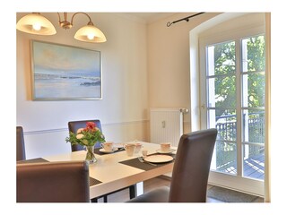 Esstisch mit Blick auf den Balkon