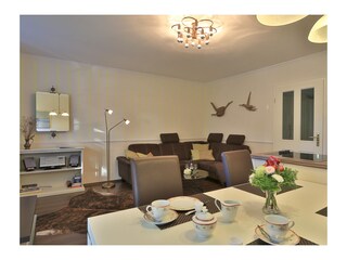 Wonzimmer mit Esstisch