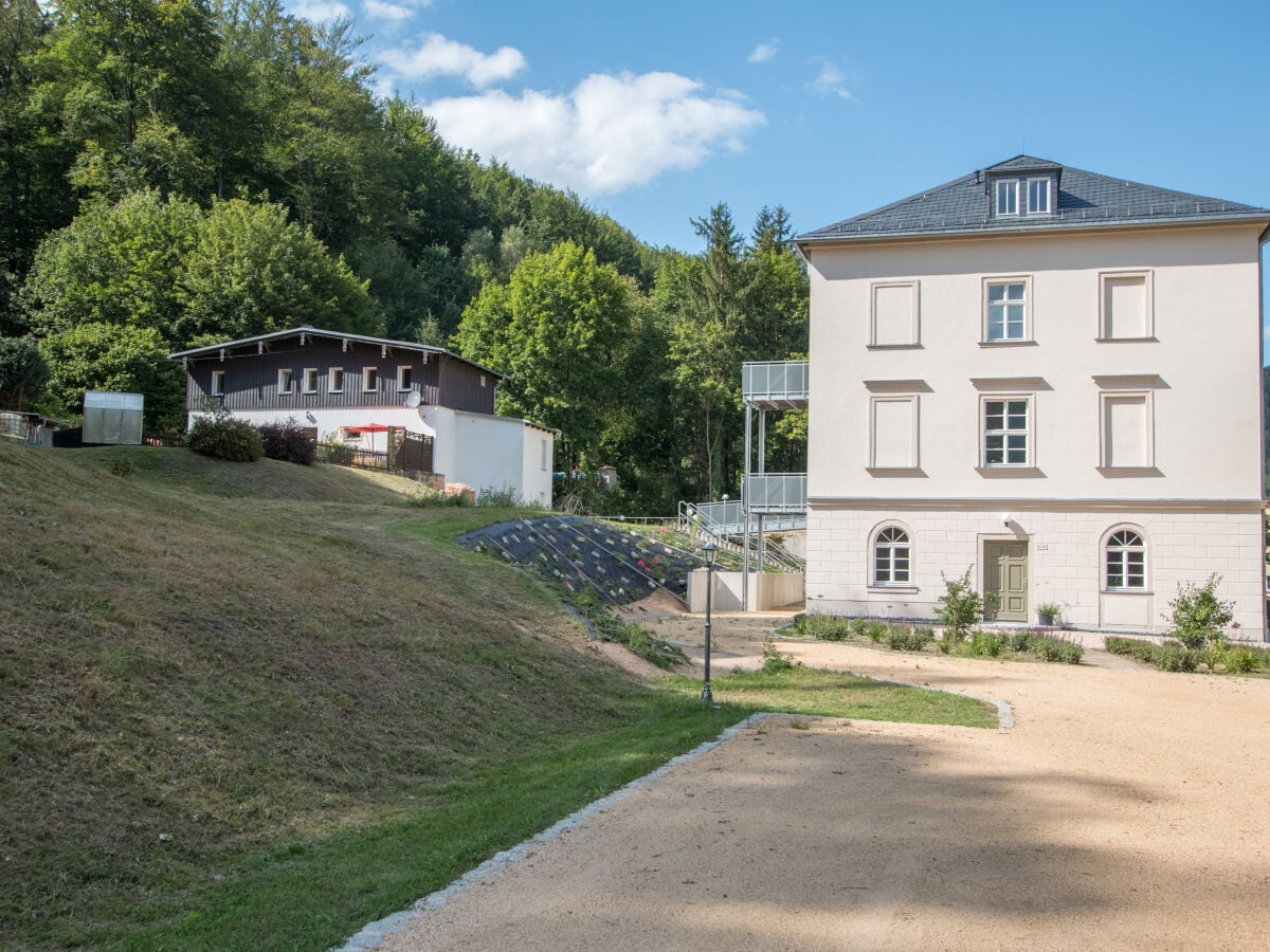 Seitenansicht  Parkplatz Biela- Haus