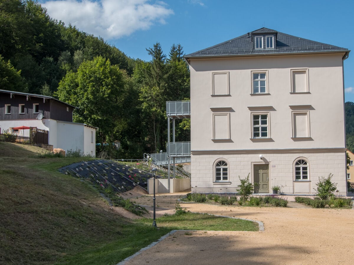 Hinten liegt der Eingang zu den Ferienwohnungen