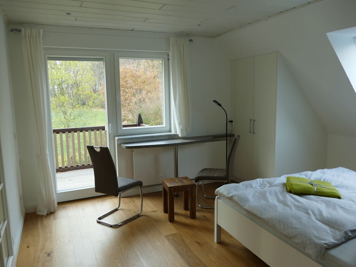 Schlafzimmer 2, Blick zum Balkon