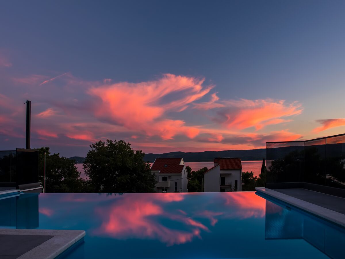 Erstaunlicher Sonnenuntergang vom Poolbereich