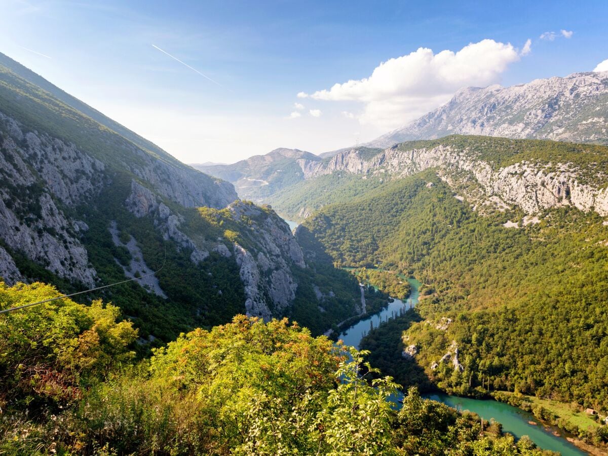 Cetina Fluss umgeben von Bergen, reine Natur