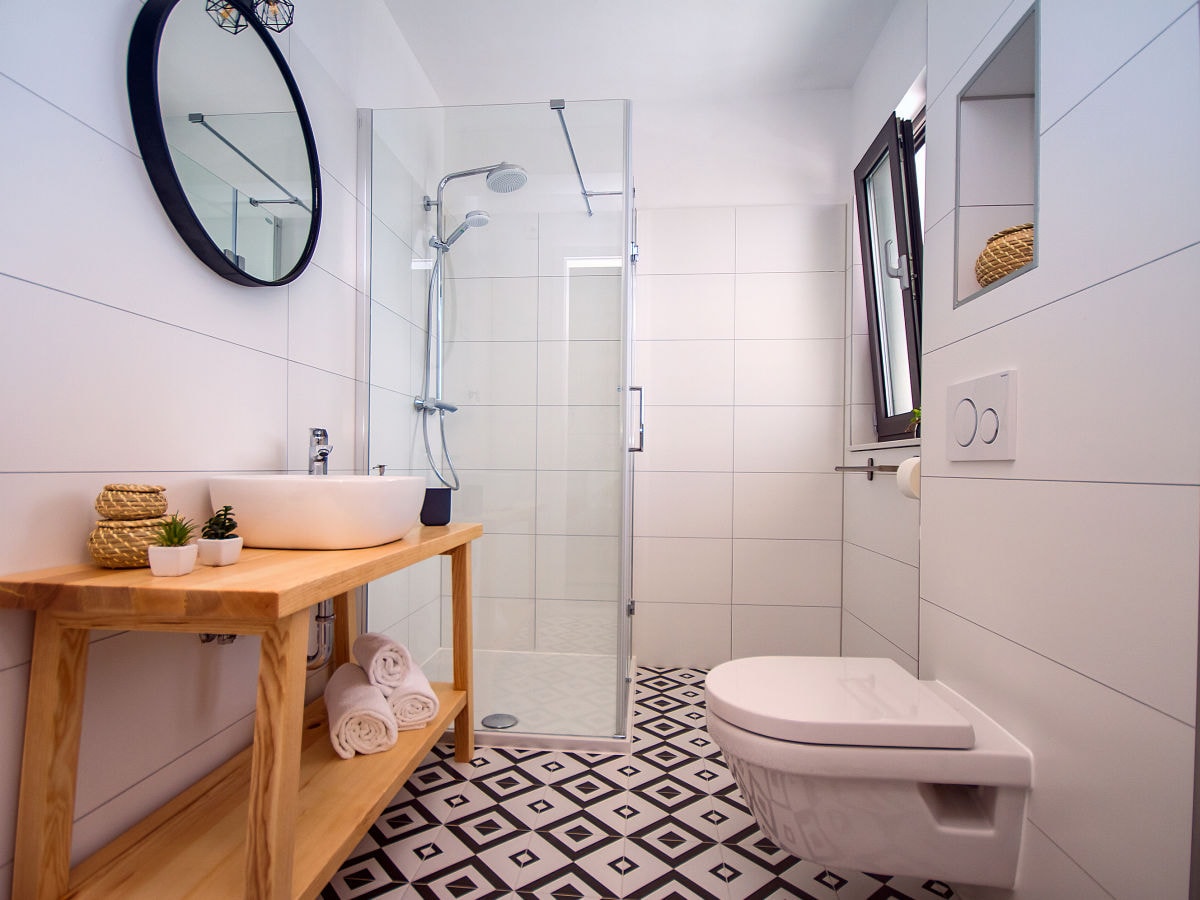 Ensuite Badezimmer mit Dusche im Schlafzimmer No.3