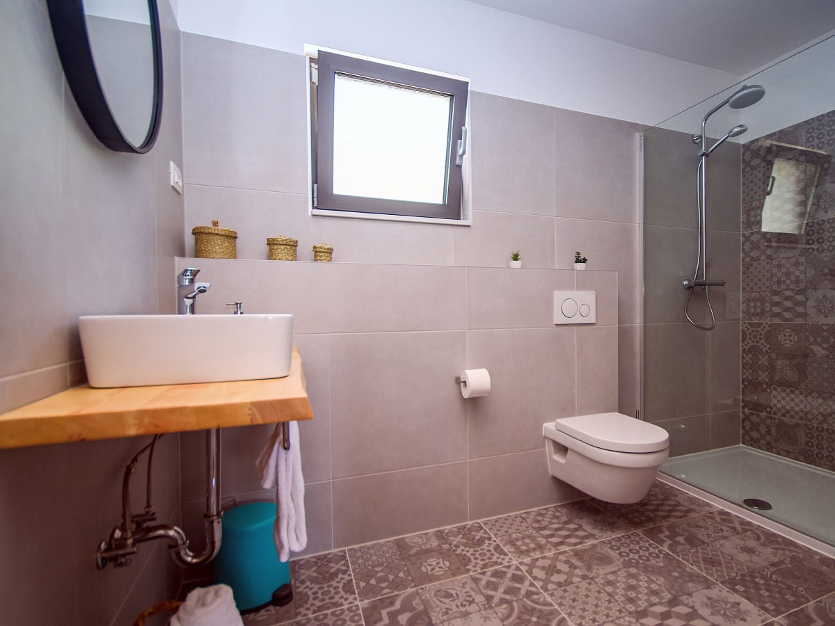 Ensuite Badezimmer mit Dusche im Schlafzimmer No.4