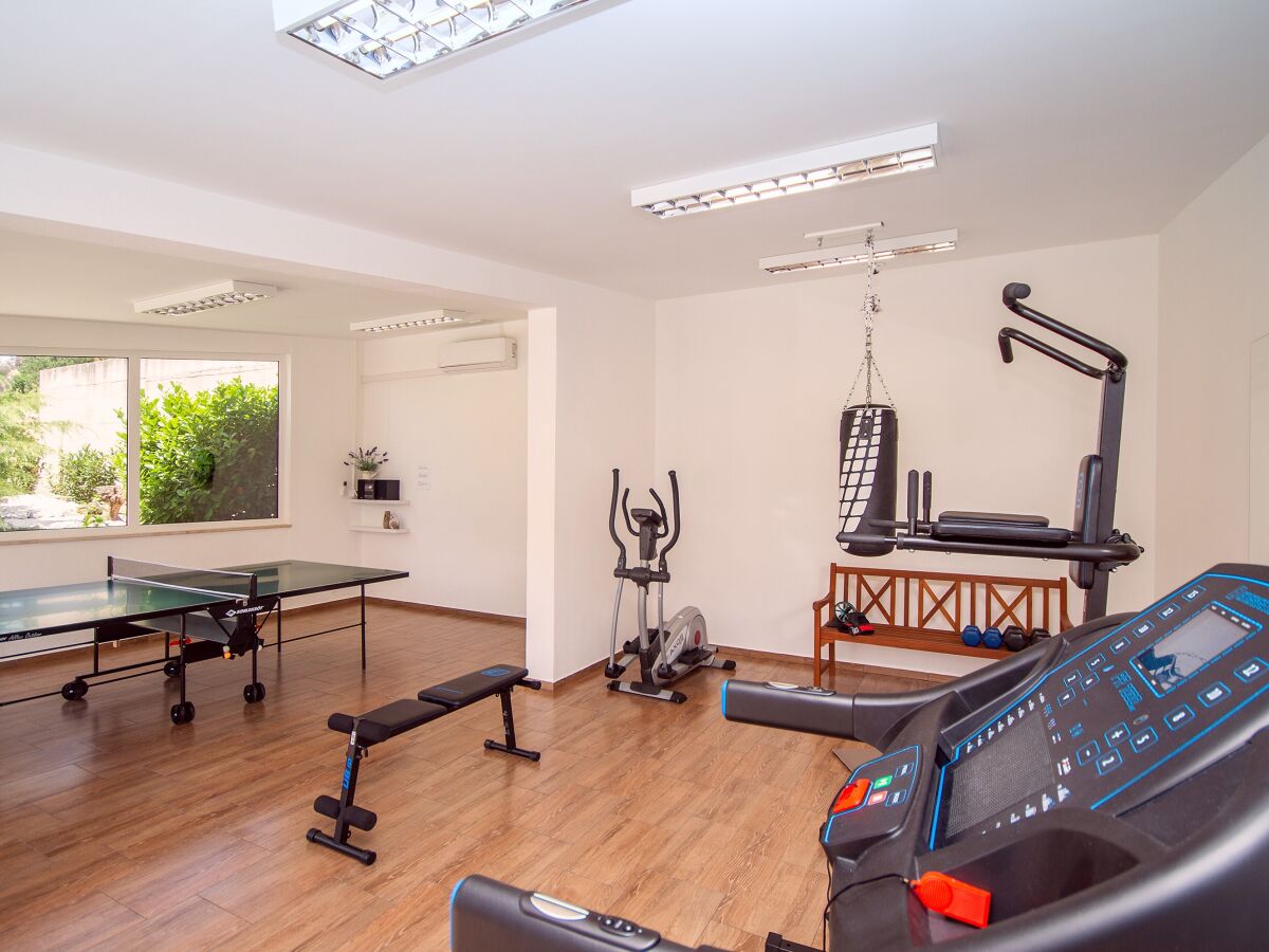 Voll ausgestattetes und klimatisiertes Fitnessstudio mi