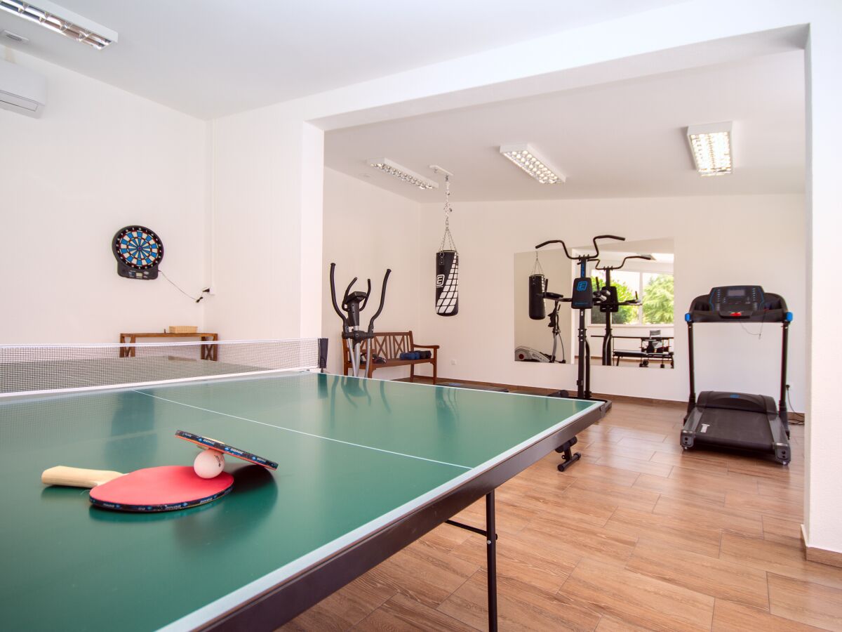 Voll ausgestattetes und klimatisiertes Fitnessstudio mi