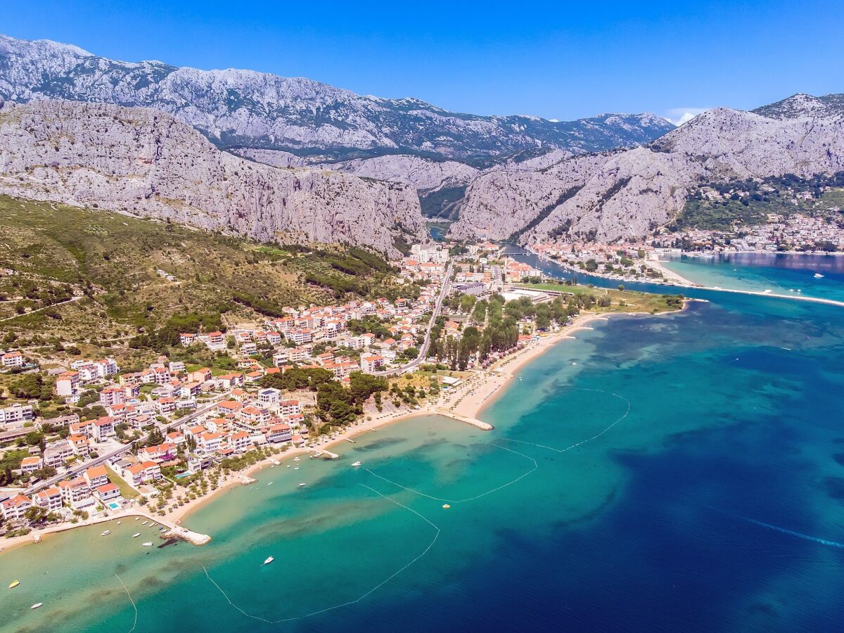 Stadt Omiš mit Sandstrand und Fluss Cetina, 7 km entfer