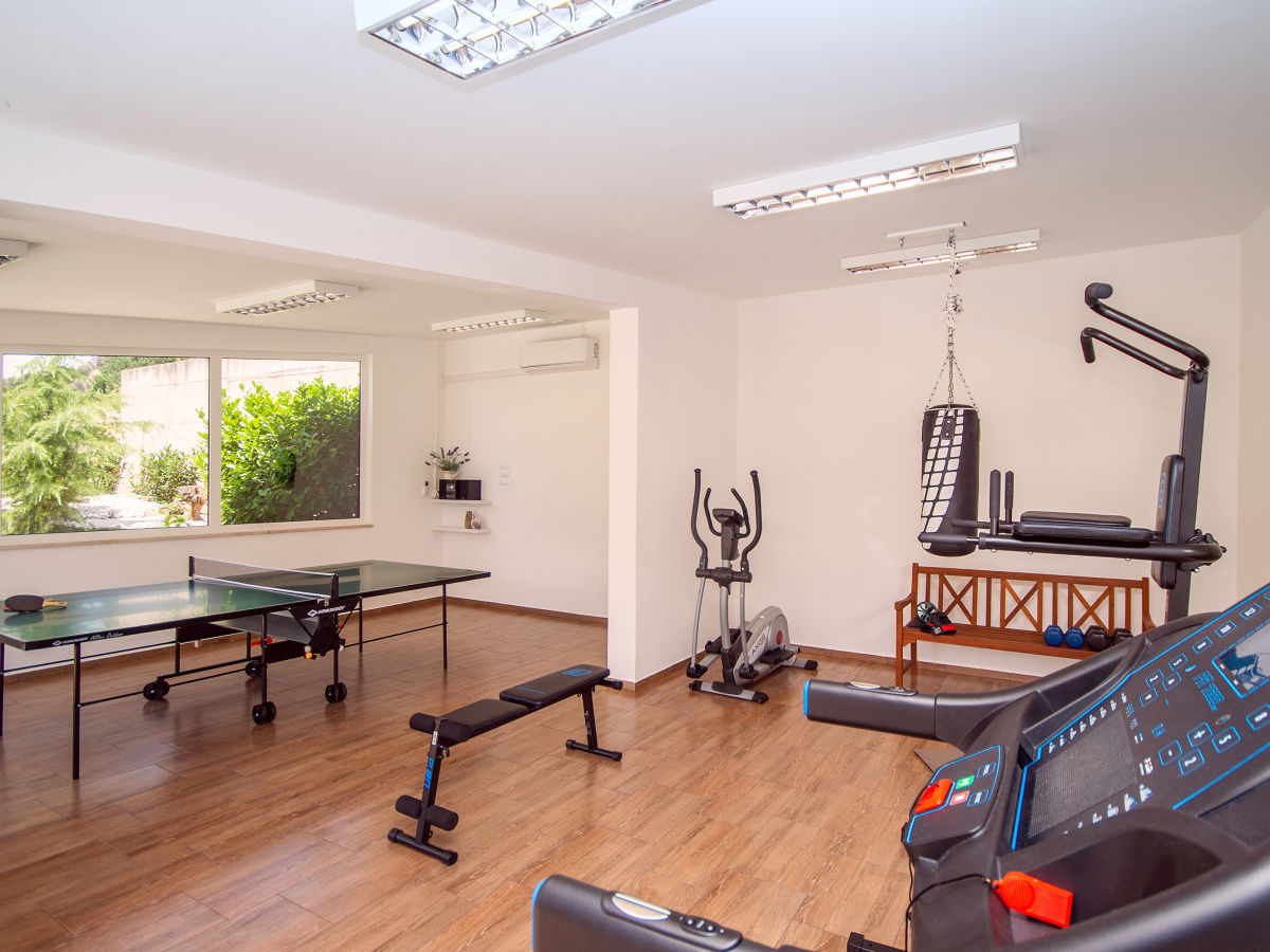 Voll ausgestattetes und klimatisiertes Fitnessstudio