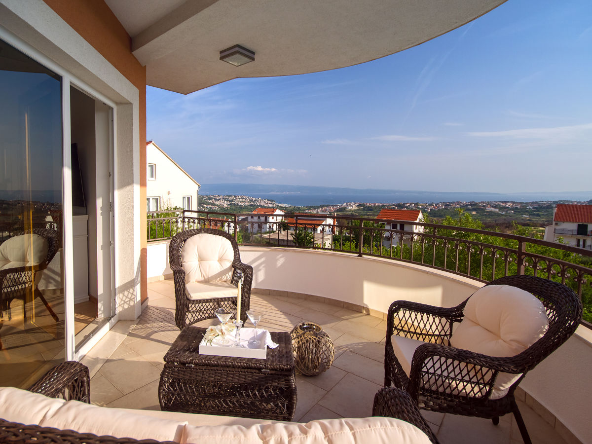 Überdachte Terrasse mit Blick auf das Meer