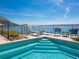 Eine Dachterrasse mit Whirlpool und Lounge-Sitzbereich