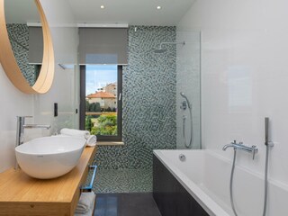 En-suite Badezimmer mit Dusche und Badewanne