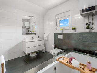 Es gibt auch ein Familienbadezimmer mit Badewanne