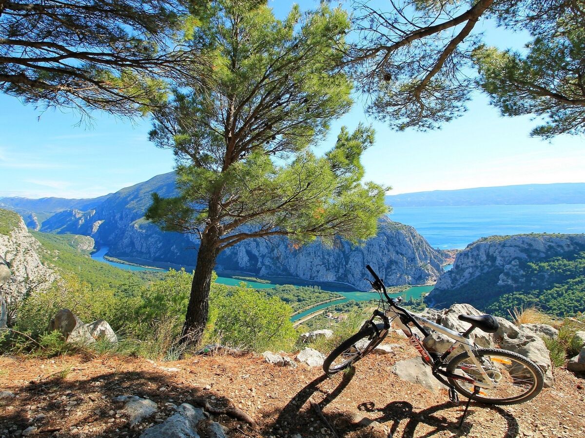 Blick auf den Fluss Cetina und das Meer