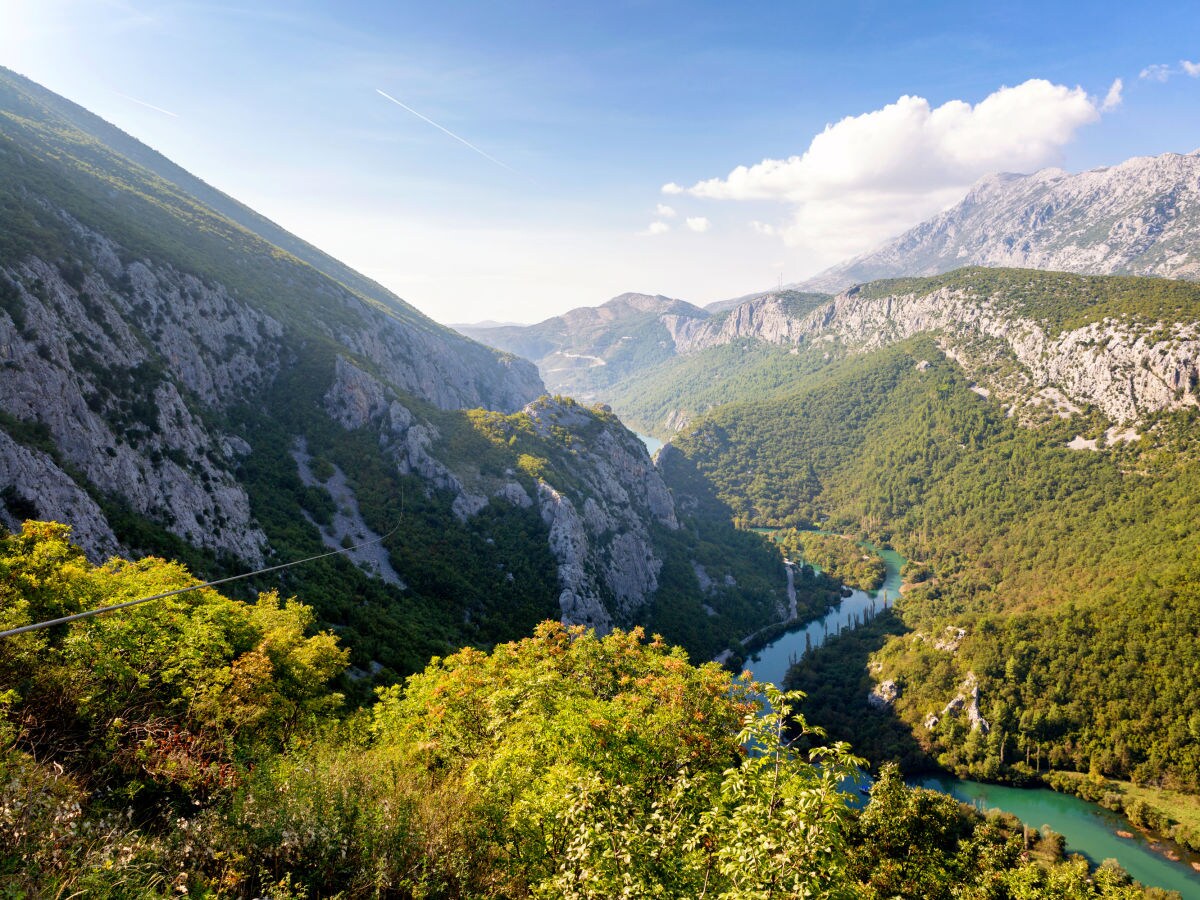 Fluss Cetina umgeben von Bergen eine unberührte Natur