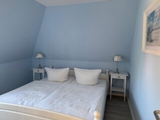 Schlafzimmer links