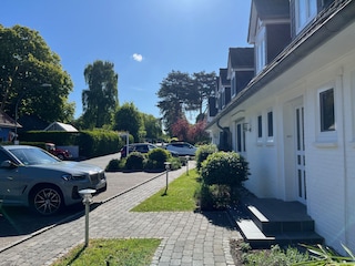 Parkplätze vor dem Haus