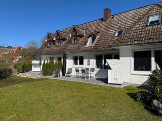 Garten mit 2 Terrassen