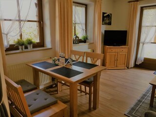 Wohnbereich mit Essecke und Zugang zur Terrasse