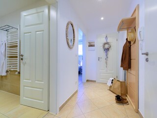 geräumiger Flur im Eingangsbereich der Wohnung